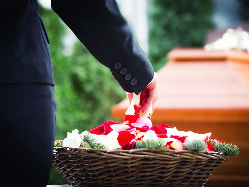 Frau auf Beerdigung am Bodensee