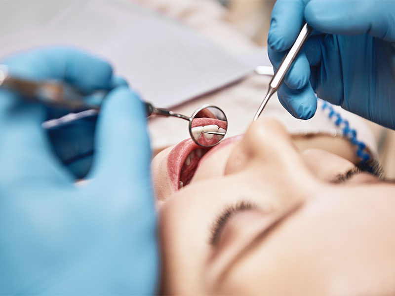 Zahnarzt in Konstanz setzt Keramikkronen bei Patientin ein