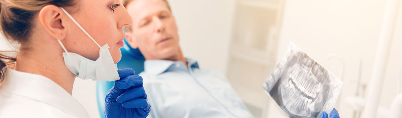 Ärztin zeigt einem Patienten in der Mund-Kiefer-Gesichtschirurgie am Bodensee eine Röntgenaufnahme des Kiefers.