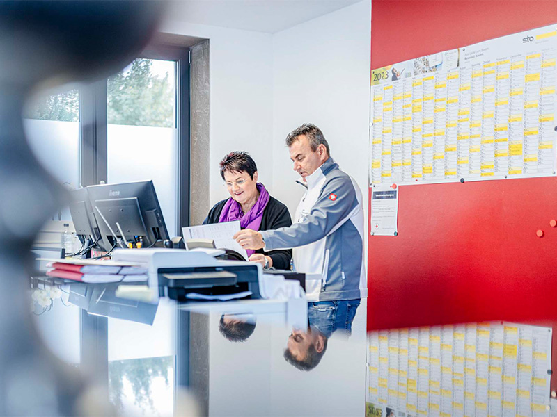 stuckateur-am-bodensee-foto-inhaber-familie-ziegler-im-buero