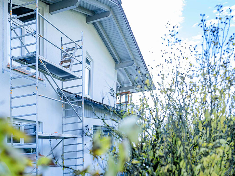 stuckateurarbeiten-an-der-fassade-eines-einfamilienhauses-am-bodensee-mit-geruest