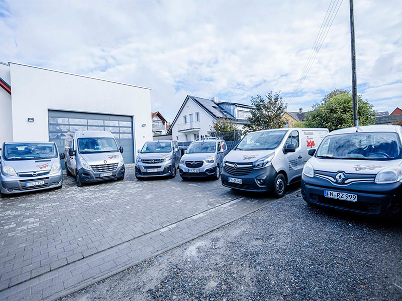 stuckateurbetrieb-am-bodensee-foto-verschiedene-firmenfahrzeuge-im-hof-auf-firmengelaende
