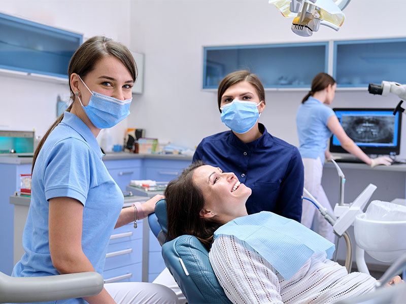 Zahnarzt in Lindau setzt einer Patientin ein Zahnimplantat ein